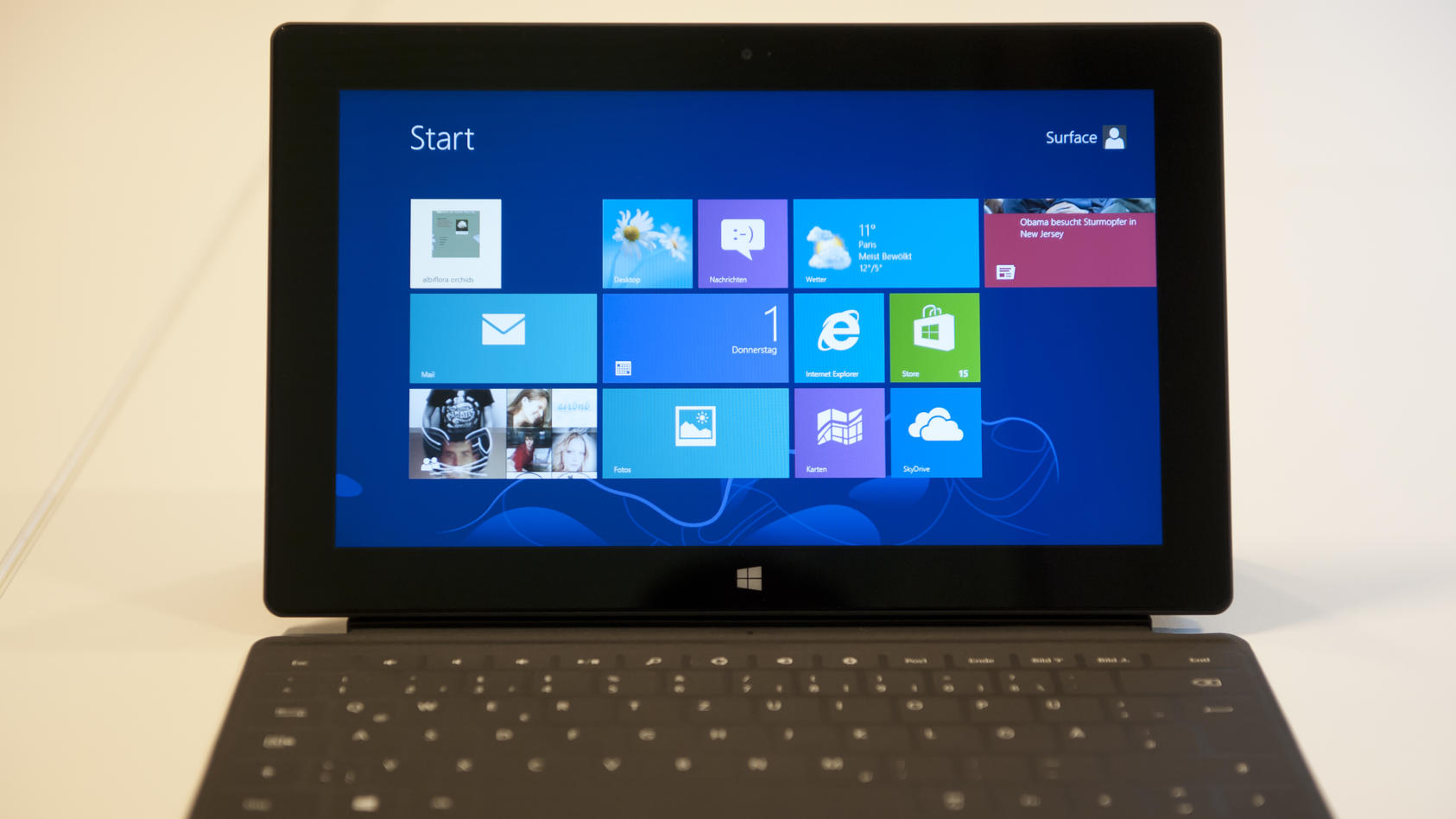Ein Tablet-PC Microsoft Surface, auf dem das Betriebssystem Windows 8 installiert ist.