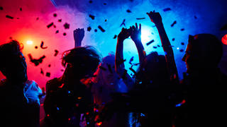 Party-Gäste tanzen 