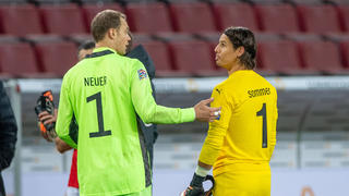 Yann Sommer (r.) soll bei Bayern Manuel Neuer ersetzen