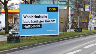 Wahlplakat der CDU 'Was Kriminelle bald häufiger hören: Haftbefehl.' zur Wiederholungswahl zum Berliner Abgeordnetenhaus. Die Wahl muss wegen Unregelmäßigkeiten wiederholt werden und findet am 12. Februar statt. Berlin, 05.01.2023