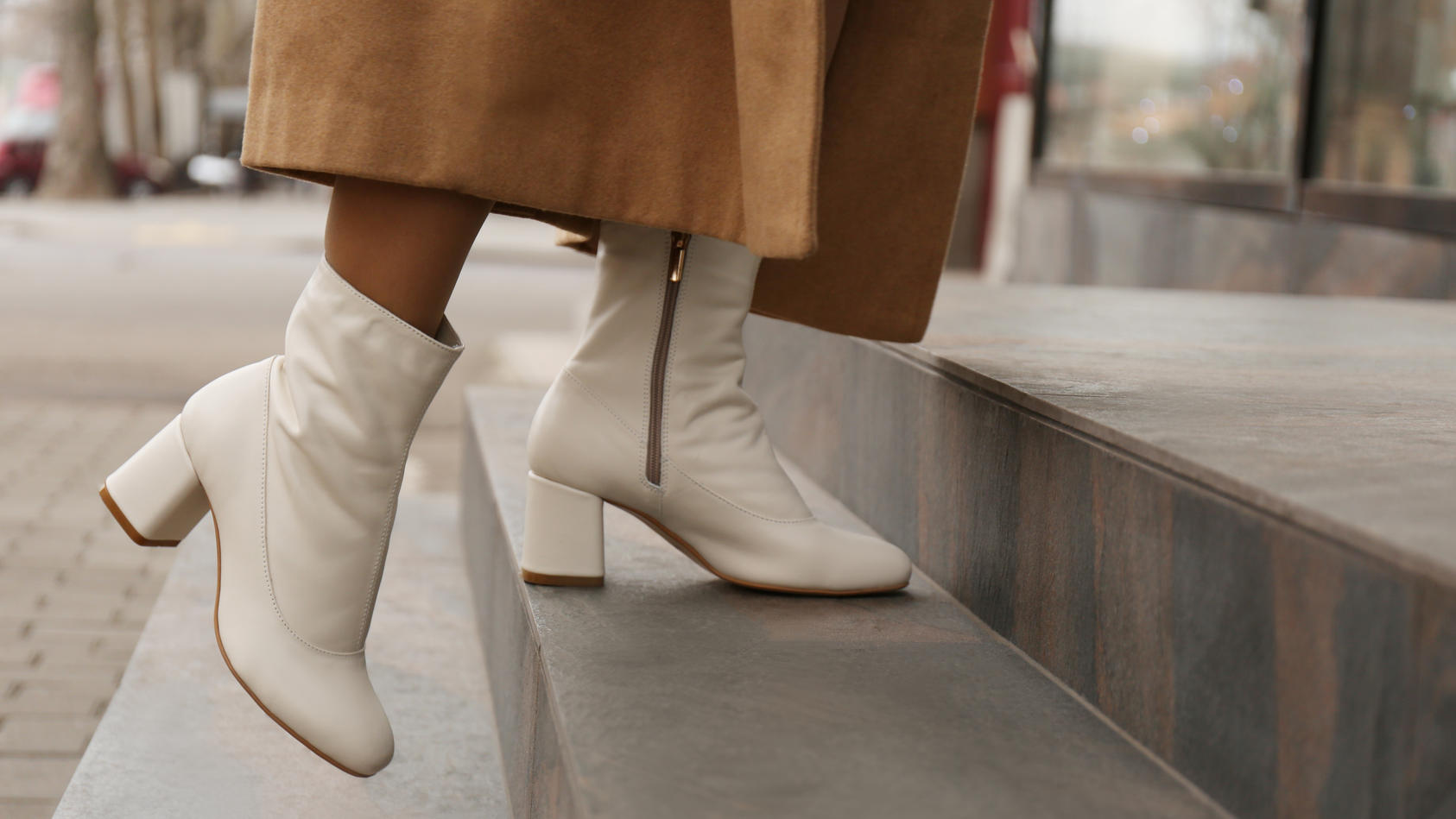 Frau trägt Beige Boots draußen