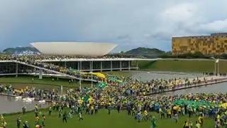 Anhänger des ehemaligen Präsidenten Jair Bolsonaro auf dem Kongress-Gelände in Brasilia.