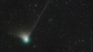 Komet C/2022 E3 auf seinem Weg durch unser Sonnensystem
