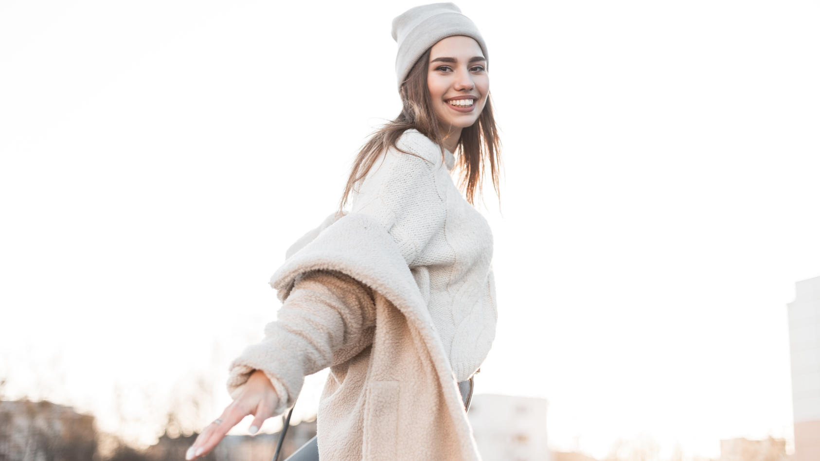 Junge Frau freut sich über ihr neues Outfit.