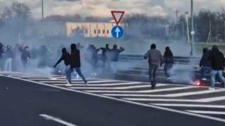Hooligans lieferten sich in Italien eine Autobahn-Schlacht
