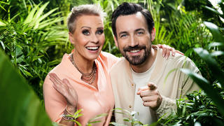 HANDOUT - 09.10.2022, ---: Die beiden Moderatoren der Reality-Show «Ich bin ein Star - Holt mich hier raus», Sonja Zietlow und Jan Köppen. Köppen hat vor seiner Premiere als neuer Moderator des RTL-Dschungelcamps Tipps von seiner erfahrenen Kollegin Sonja Zietlow bekommen. (zu dpa "Der Neue an Zietlows Seite: Jan Köppen beginnt beim Dschungelcamp") Foto: RTL+/dpa - ACHTUNG: Nur zur redaktionellen Verwendung im Zusammenhang mit einer Berichterstattung über die Sendung «Ich bin ein Star - Holt mich hier raus» und nur mit vollständiger Nennung des vorstehenden Credits +++ dpa-Bildfunk +++