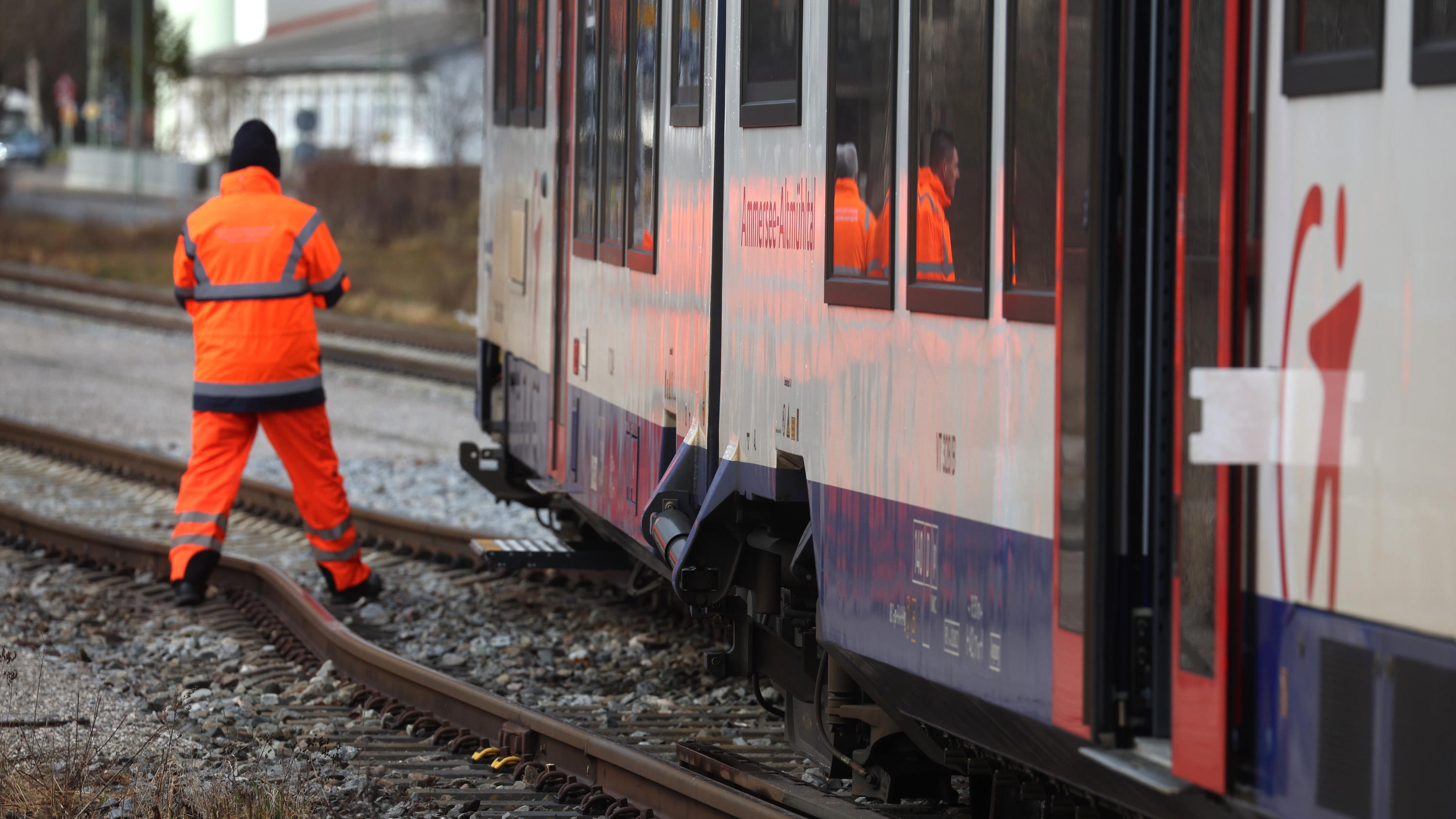 Oberbayern: Zug Mit 50 Schülern An Bord Entgleist - 80 Rettungskräfte ...