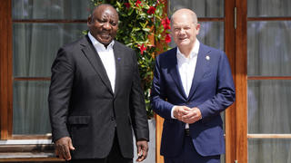 Cyril Ramaphosa und Olaf Scholz beim Fototermin zum erweiterten Familienfoto im Rahmen der Outreach-Arbeitssitzung am zweiten Tag des G7-Gipfels auf Schloss Elmau.