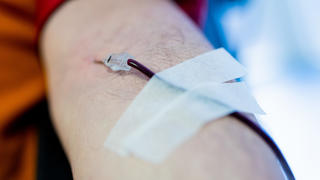 ARCHIV - 15.02.2022, Nordrhein-Westfalen, Essen: Ein Mann spendet im DRK-Blutspendezentrum Blut. Der Vorrat an Blutkonserven für die Krankenhäuser in NRW hat einen Tiefstand erreicht. Von einem «Notstand» spricht das Rote Kreuz bereits. Dabei könnte der Mangel in den nächsten Jahren sogar noch deutlich gravierender werden. (zu dpa: "Blutspender dringend gesucht - Massiver Mangel bei Blutkonserven") Foto: Rolf Vennenbernd/dpa +++ dpa-Bildfunk +++