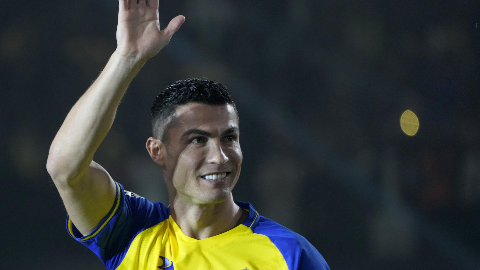 cristiano-ronaldo-steht-normalerweise-fur-al-nassr-auf-dem-fuballplatz-archivbild