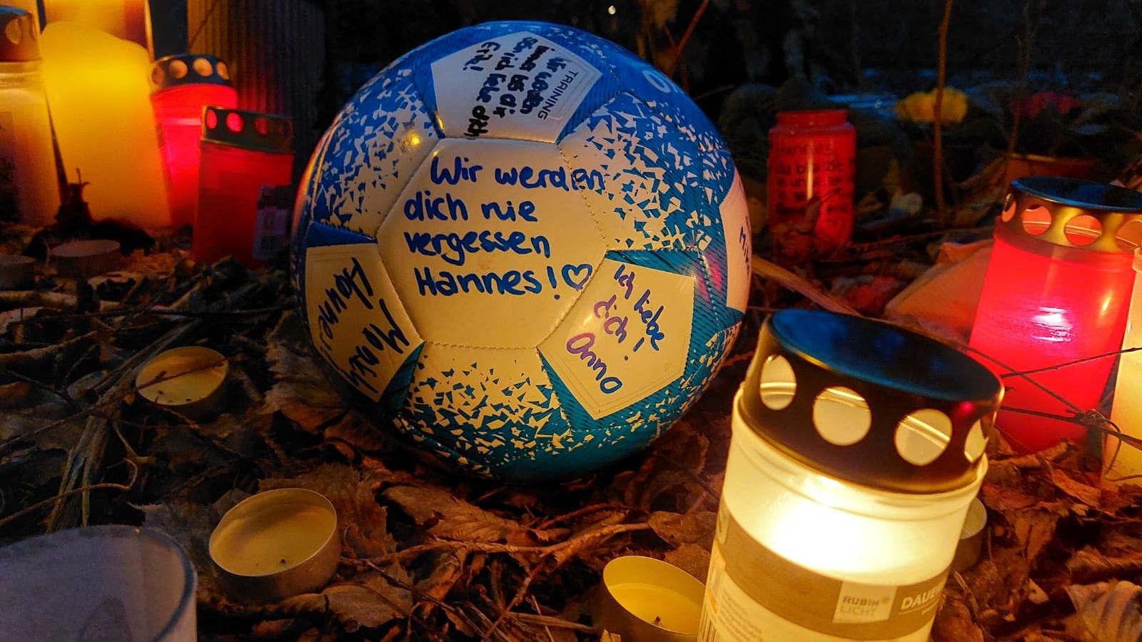 Am Unfallort erinnern Kerzen, ein Fußball und ein Luftballon an Hannes Eckbauer.