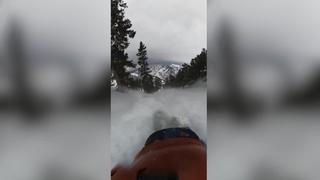 Ein Windstoß ließ den Snowboarder von seiner ursprünglichen Strecke abkommen.