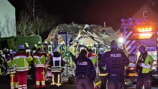 10.01.2023, Nordrhein-Westfalen, Bochum: Feuerwehr und Polizei stehen vor einem eingestürzten Haus im Bochumer Stadtteil Linden. Foto: Markus Gayk/TNN/dpa +++ dpa-Bildfunk +++