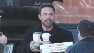 SONDERKONDITIONEN: MINDESTHONORAR: *EXCLUSIVE* Medford, MA - Actor Ben Affleck has a film crew on him as he delivers Dunkin Donuts and coffee to a firehouse in Medford, MA. The Boston native was spotted earlier this morning filming a commercial where he was working as the drive thru attendant surprising customers as they placed their order. Ben even got a visit from wife JLo at the drive thru!Pictured: Ben Affleck BACKGRID USA 10 JANUARY 2023 BYLINE MUST READ: Patriot Pics / BACKGRID