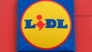 ARCHIV - 11.06.2020, Berlin: Der Discounter Lidl in Marzahn-Hellersdorf. Der Discounter Lidl will künftig in seiner Werbung und bei der Verpackung seiner Eigenmarkenprodukte mehr Rücksicht auf die Kindergesundheit nehmen. (zu dpa «Lidl: Keine Werbung mehr für ungesunde Kindernahrung») Foto: Jens Kalaene/dpa-Zentralbild/dpa +++ dpa-Bildfunk +++