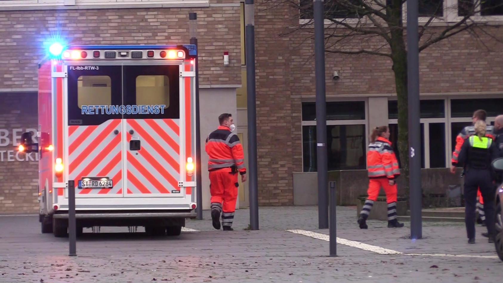 10.01.2023, Nordrhein-Westfalen, Ibbenbüren: Ein Rettungswagen steht in Ibbenbüren. Ein 17-jähriger Schüler soll im münsterländischen Ibbenbüren seine Lehrerin umgebracht haben. Der Jugendliche habe nach der Tat selbst den Notruf gewählt und sich wid