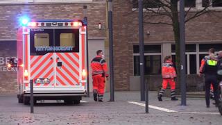 10.01.2023, Nordrhein-Westfalen, Ibbenbüren: Ein Rettungswagen steht in Ibbenbüren. Ein 17-jähriger Schüler soll im münsterländischen Ibbenbüren seine Lehrerin umgebracht haben. Der Jugendliche habe nach der Tat selbst den Notruf gewählt und sich widerstandslos festnehmen lassen, sagte ein Sprecher der Staatsanwaltschaft in Münster am Dienstagabend. Die Tat habe sich an einem Berufskolleg ereignet. Foto: -/NWM-TV/dpa +++ dpa-Bildfunk +++