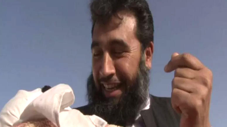Sardar Jan Mohammad Khan Khilji hält sein jüngstes Baby im Arm