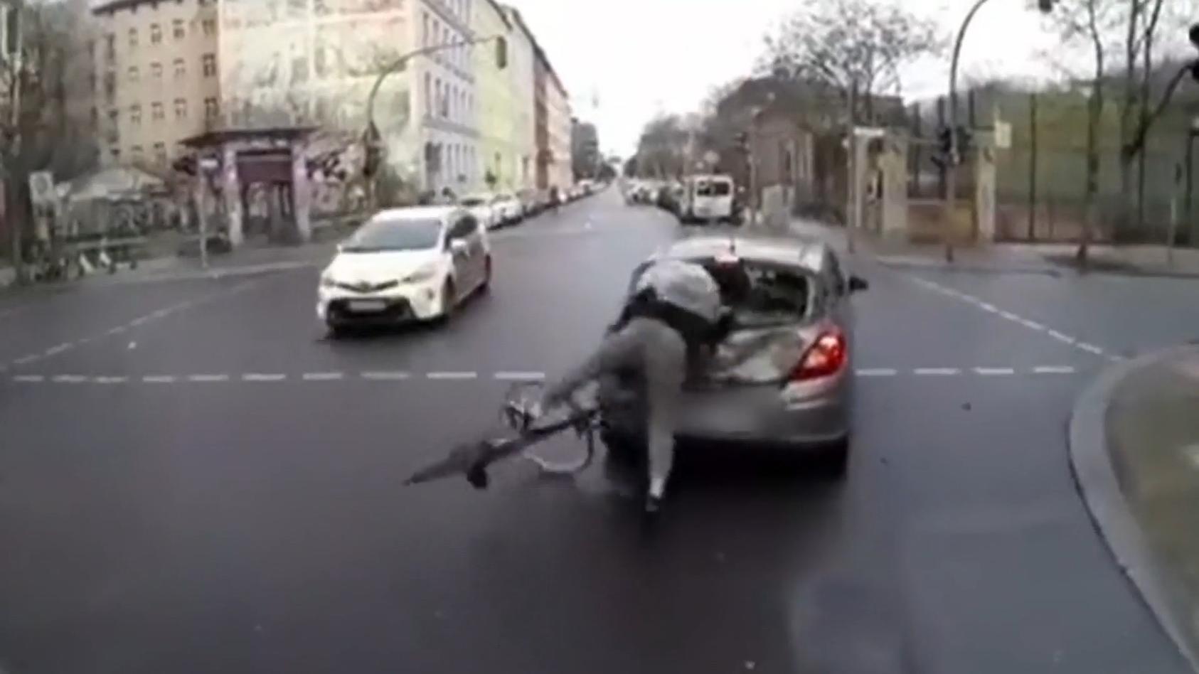 Video: Radfahrer kracht mit Karacho in Auto - aber wer hat Schuld? Ein  Jurist klärt auf!