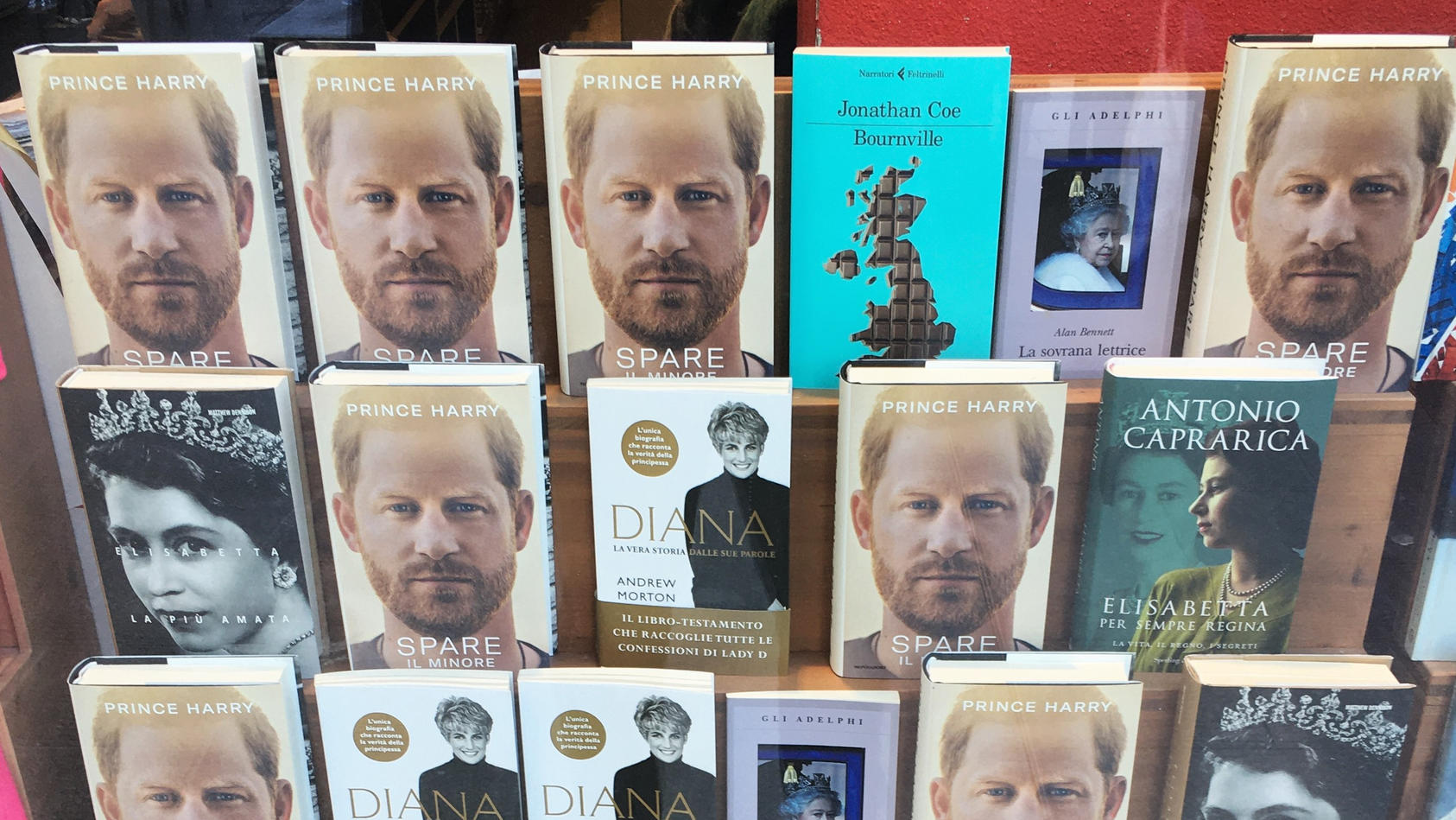 Prinz Harrys brisante Autobiographie in Buchhandlungen in Italien. Die englische Ausgabe knackte am Veröffentlichungstag bereits Rekorde.