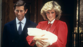 ARCHIV - 16.09.1984, Großbritannien, London: Prinzessin Diana hält ihren neugeborenen Sohn Prinz Harry auf den Armen, als sie mit ihrem Mann Prinz Charles das Krankenhaus verlässt. (zu dpa «Ein Prinz packt aus: Details aus Harry-Biografie schocken Briten») Foto: -/PA Wire/dpa +++ dpa-Bildfunk +++