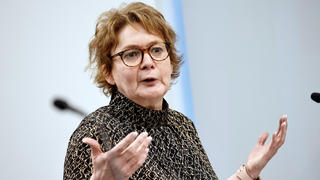 05.01.2023, Berlin: Daniela Behrens (SPD), Sozialministerin Niedersachsen, bei einer Pressekonferenz nach dem Treffen der Bund-Länder-Arbeitsgruppe zur Krankenhausreform. Dabei geht um die Umsetzung der Reformvorschläge zur Krankenhausfinanzierung, die von einer für das Thema eingesetzten Expertenkommission vorgestellt wurden. Foto: Carsten Koall/dpa +++ dpa-Bildfunk +++