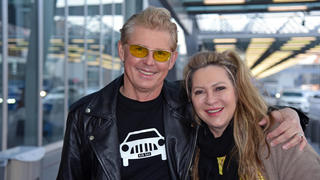  Markus Mörl mit Ehefrau Yvonne Koenig beim Abflug der ICH BIN EIN STAR - HOLT MICH HIER RAUS Dschungelcamp-Kandidaten nach Australien am Frankfurt International Airport in Frankfurt am Main am 01.01.2023 *** Markus Mörl with wife Yvonne Koenig at the departure of the I AM A STAR GET ME OUT OF HERE jungle camp candidates to Australia at Frankfurt International Airport in Frankfurt am Main on 01 01 2023
