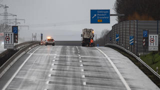 11.01.2023, Niedersachsen, Göttingen: Ein Reinigungsfahrzeug ist auf der Autobahn 7 auf der Strecke im Einsatz.  Die Autobahn 7 in Südniedersachsen bleibt in Richtung Kassel auf rund 60 Kilometern gesperrt. Am Sonntagabend war aus einem Fahrzeug eine weiße, pulvrige Substanz entwichen, vermutlich Paraffin. Dadurch sei die Fahrbahn zwischen den Abfahrten Northeim-Nord und Lutterberg extrem glatt geworden. Foto: Swen Pförtner/dpa +++ dpa-Bildfunk +++