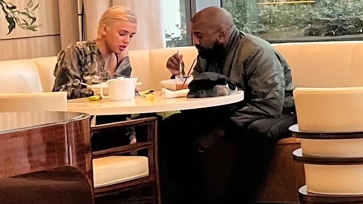 Kanye West scheint sich mit der neuen mysteriösen Frau, mit der er in Los Angeles gesichtet wurde, ziemlich wohl zu fühlen. So wohl, dass er sie offenbar geheiratet hat. Das berichtet zumindest nun TMZ.