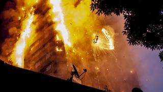 Bilder des Tages June 14, 2017 - London, London, UK - London, UK. Falling burning debris at the scene of a huge fire at Grenfell tower block in White City, London. The blaze engulfed the 27-storey building with 200 firefighters attending the scene. There were reports of people trapped in the building. London UK PUBLICATIONxINxGERxSUIxAUTxONLY - ZUMAl94_ 20170614_zaf_l94_029 Copyright: xGuilhemxBakerxImages the Day June 14 2017 London London UK London UK Falling Burning debris AT The Scene of a Huge Fire AT Grenfell Tower Block in White City London The Blaze engulfed The 27 storey Building With 200 Firefighters attending The Scene There Were Reports of Celebrities Trapped in The Building London UK PUBLICATIONxINxGERxSUIxAUTxONLY  20170614_zaf_l94_029 Copyright xGuilhemxBakerx  