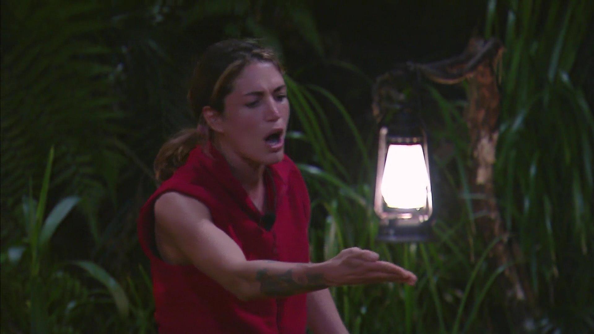 "Behindert"? Dschungelcamp-Kandidatin Tessa Bergmeier rastet beim ersten Dschungel-Zoff aus.
