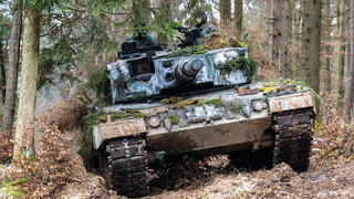 ARCHIV - 27.01.2022, Bayern, Hohenfels: Ein Panzer der polnischen Armee vom Typ Leopard 2 steht während der internationalen Militärübung «Allied Spirit 2022» auf dem Gelände des Truppenübungsplatzes Hohenfels in einem Waldstück. Mit Helikoptern, Panzern und Infanterie trainierten Militärkräfte aus mehr als zehn Ländern auf einem Übungsgelände für den Ernstfall. (Zu dpa "Ukraine-Krieg: Weichen stehen auf Lieferung von Leopard-2-Panzern") Foto: Armin Weigel/dpa +++ dpa-Bildfunk +++