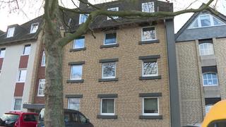 In diesem Haus in Brasinghausen soll der Junge (4) gestorben sein. Die 28 Jahre alte Mutter und deren 33-jähriger Lebensgefährte wurden am Samstag einem Haftrichter vorgeführt.