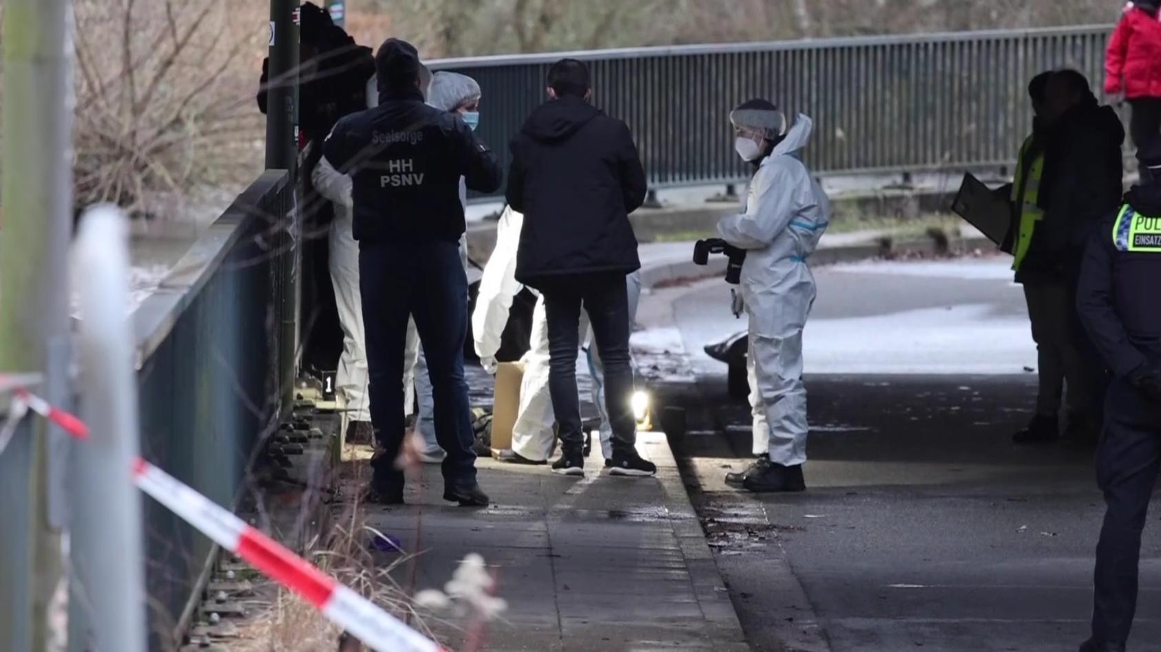 Die Mordkommission untersuchte die Tüten mit den Leichenteilen aus dem Kanal.
