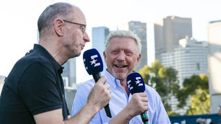 ARCHIV - 30.01.2020, Australien, Melbourne: Tennis: Grand Slam, Australian Open. Eurosport-Moderator Matthias Stach (l) und TV-Experte Boris Becker sind vor der Kamera im Gespräch. Bei den Australian Open 2023 ist das Duo wieder vereint. (zu dpa: «Boris Becker is back: «Meine größte Leidenschaft»») Foto: Frank Molter/dpa +++ dpa-Bildfunk +++
