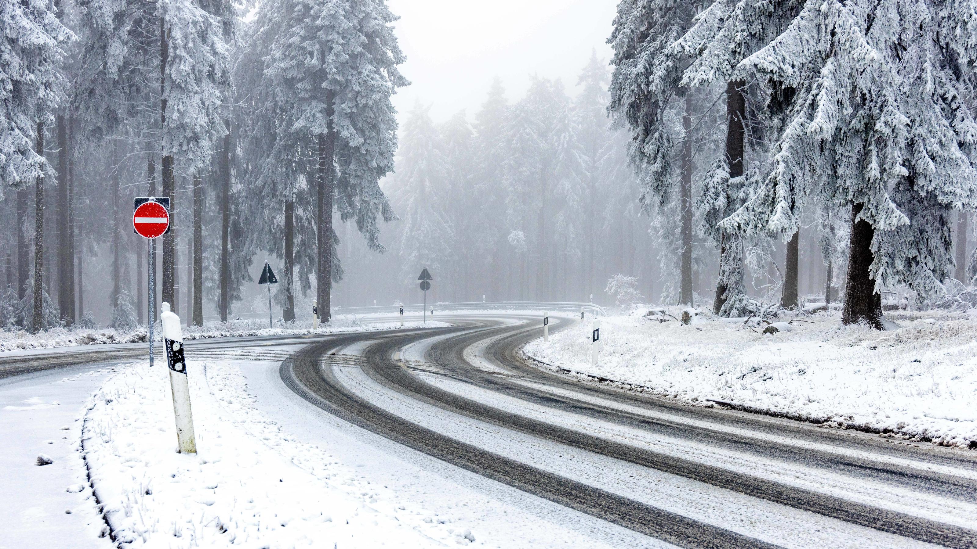 Schnee im Taunus Winterlich zeigt sich die Landschaft am Großen Feldberg im Taunus nach einem Schneeschauer und mit dickem Raureif an den Bäumen und Sträuchern.