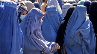 ARCHIV - 15.08.2022, Afghanistan, Kabul: Frauen in Burkas warten auf Lebensmittelrationen, die von einer humanitären Hilfsorganisation aus Saudi-Arabien verteilt werden. In Afghanistan befürchten Medienberichten zufolge Frauen weitere Einschränkungen durch die im Land regierenden islamistischen Taliban. Foto: Ebrahim Noroozi/AP/dpa +++ dpa-Bildfunk +++