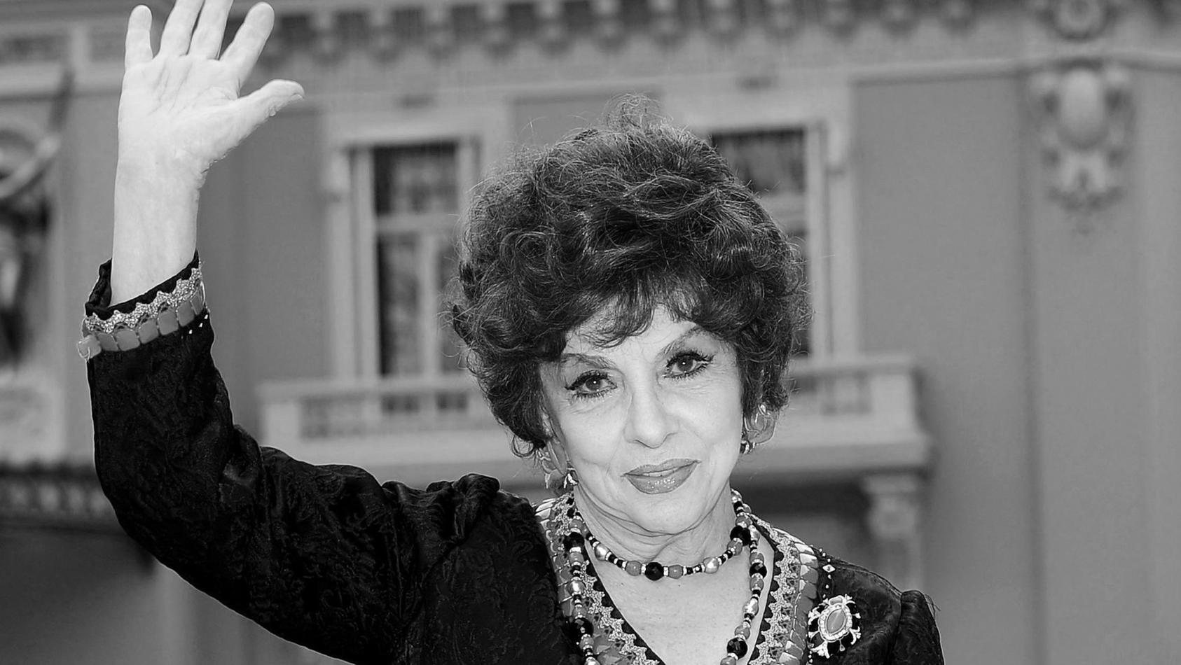 ARCHIVIO - 27 novembre 2010, Monaco, Monte Carlo: Gina Lollobrigida, attrice italiana, ondeggia al 10° Festival del Cinema.  È morto il mito del cinema italiano Attrice e artista morta all'età di 95 anni, come ministro della Cultura Sangiuliano a