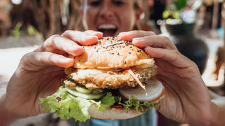 Frau isst veganen Burger