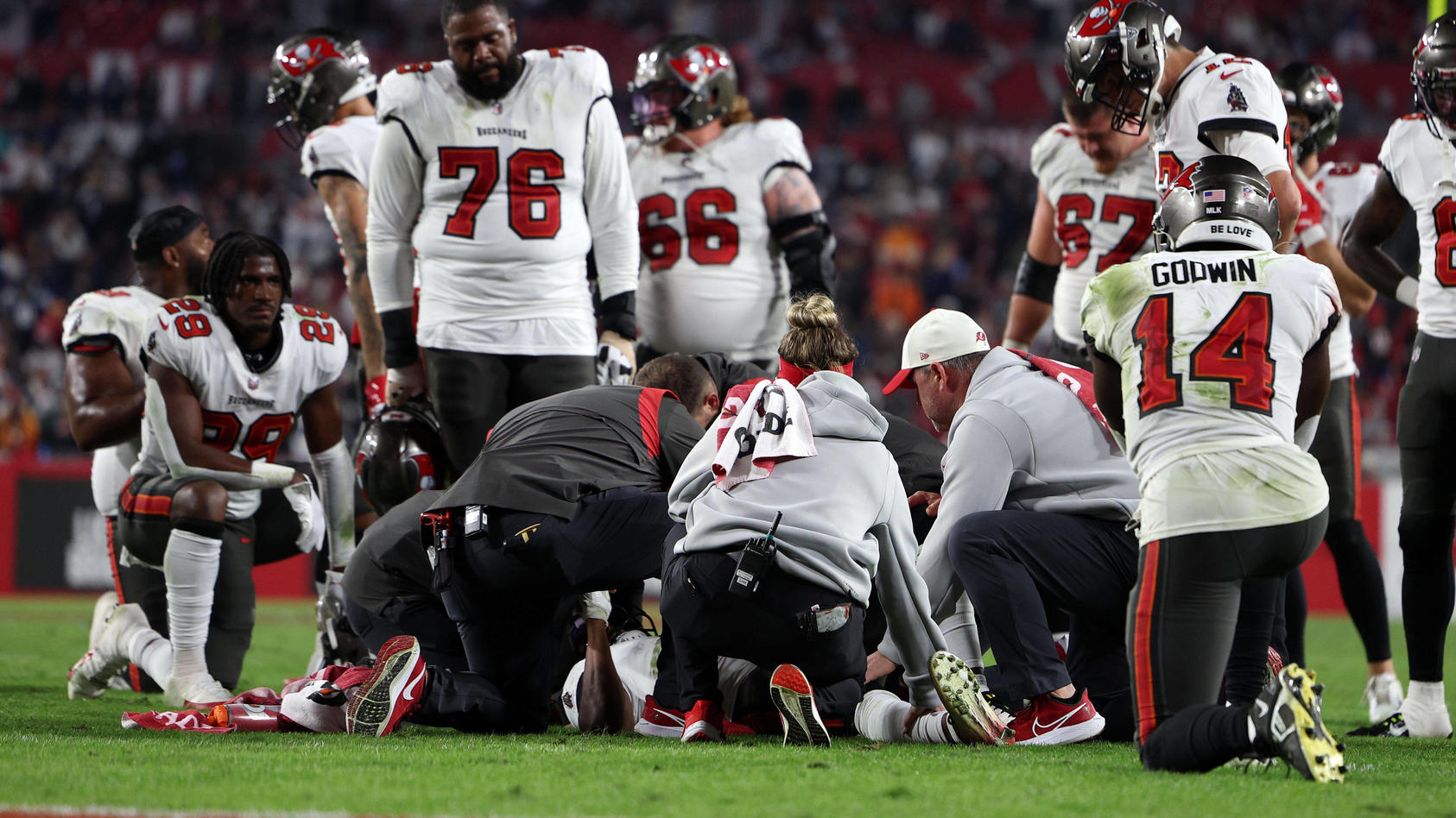 NFL, American Football Herren, USA NFC Wild Card Round-Dallas Cowboys at Tampa Bay Buccaneers Jan 16, 2023 Tampa, Florida, USA Tampa Bay Buccaneers wide receiver Russell Gage 17 lays on the field as medical personal render aid during a wild card game
