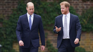 Prinz Harry soll als Kind ein Würstchen weniger als Prinz Williams bekommen haben.