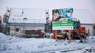 13.12.2022, Sachsen, Leipzig: Eine Werbetafel wirbt auf einer Baustelle von Eigenheimen für weitere Häuser mit Grundstück. Die Bundesbauministerin hatte ein Umdenken beim Bau von Eigenheimen gefordert. Es solle mehr Augenmerk auf Umnutzung und Sanierung denn auf Abriss und Neubau gelegt werden. Foto: Jan Woitas/dpa +++ dpa-Bildfunk +++