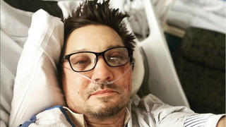 Entertainment Bilder des Tages January 3, 2023, Reno, Nevada, USA: JEREMY RENNER shared a photo of himself on his Instagram account in the hospital since a snow plowing accident near Reno. Renner, remains in a critical condition and in intensive care, but shared a photo on Instagram and said: Thank you all for your kind words, the caption read. Im too messed up now to type. But I send love to you all. Reno USA - ZUMA 20230103_ent_z03_031 Copyright: xJeremyxRenner/Instagramx