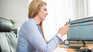 Eine Frau sitzt am 07.11.2022 in Wittenberge vor einem PC mit verschiedenen Aktien-Charts (gestellte Szene). Foto: Christin Klose