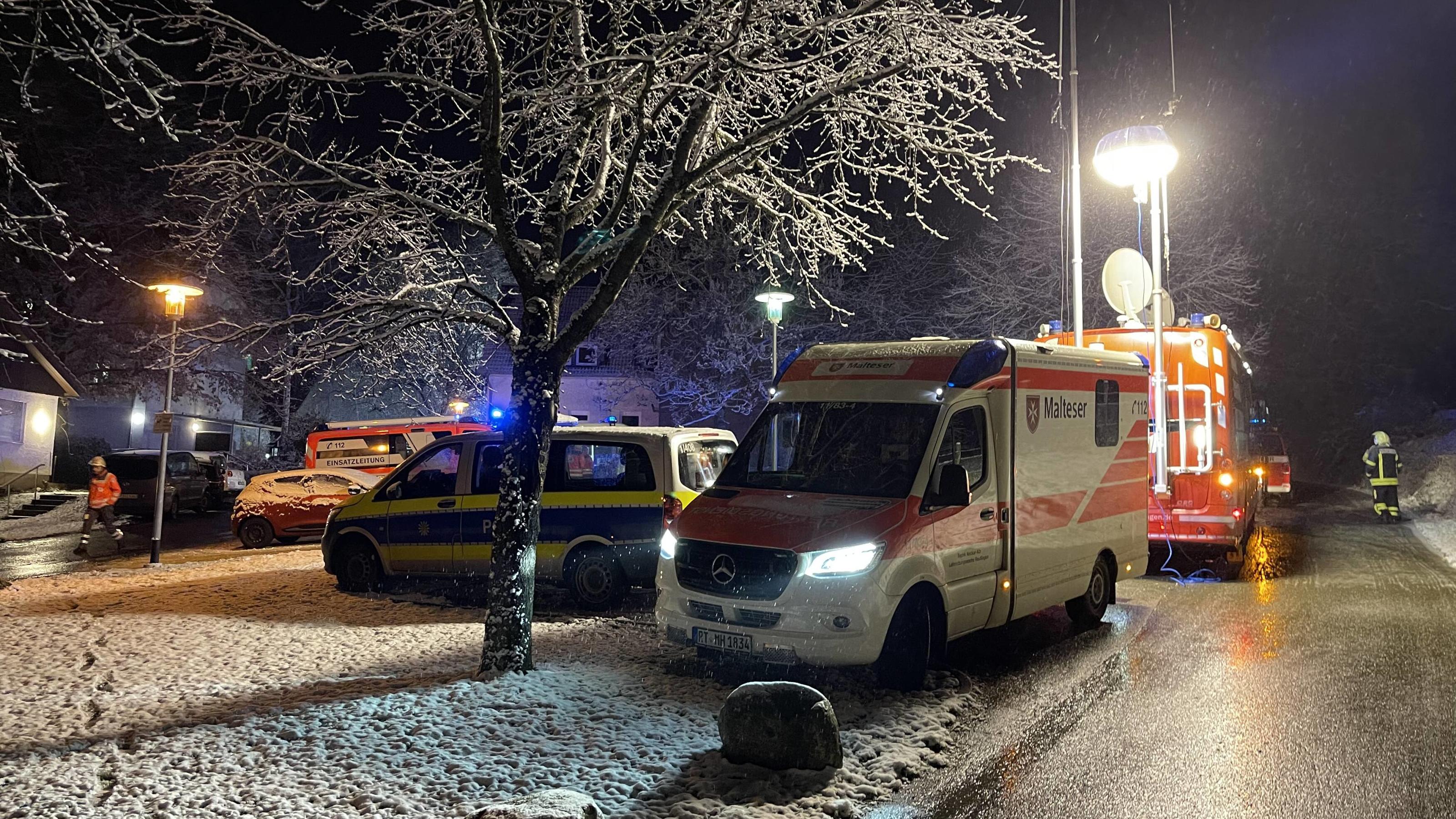 Die Rettungskräfte sind seit 19:45 Uhr am Einsatzort in Reutlingen und versuchen, Herr der Lage zu werden.