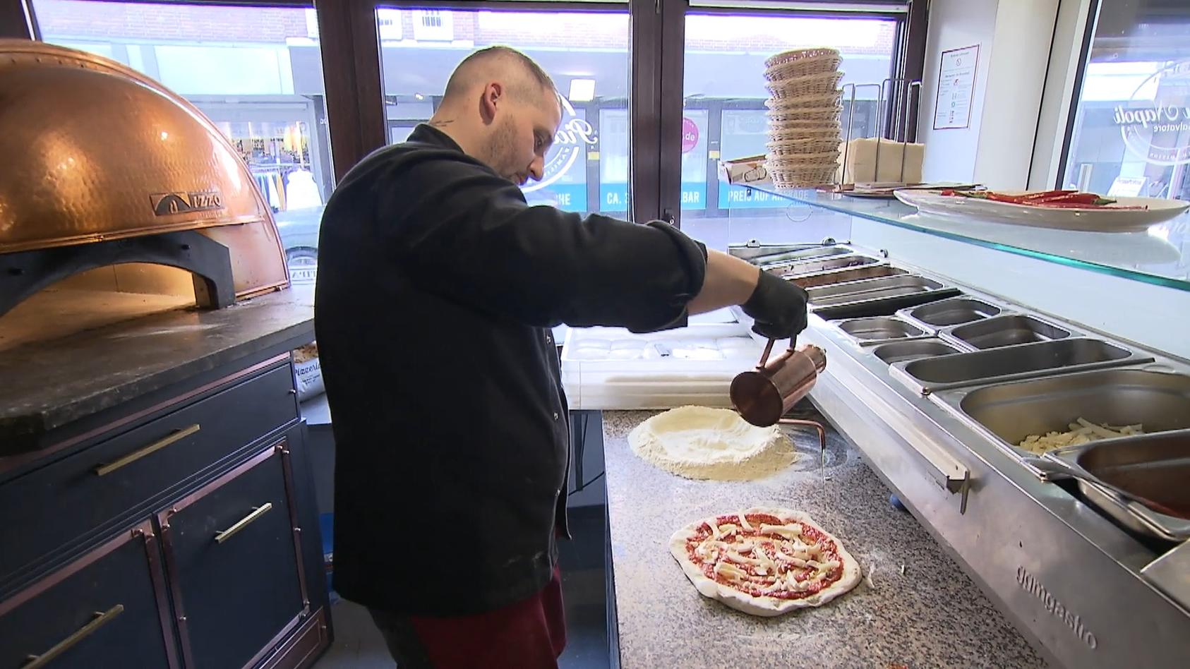 Neapel Goes Niederrhein Salvatore Esposito Backt Pizza Margherita Nach