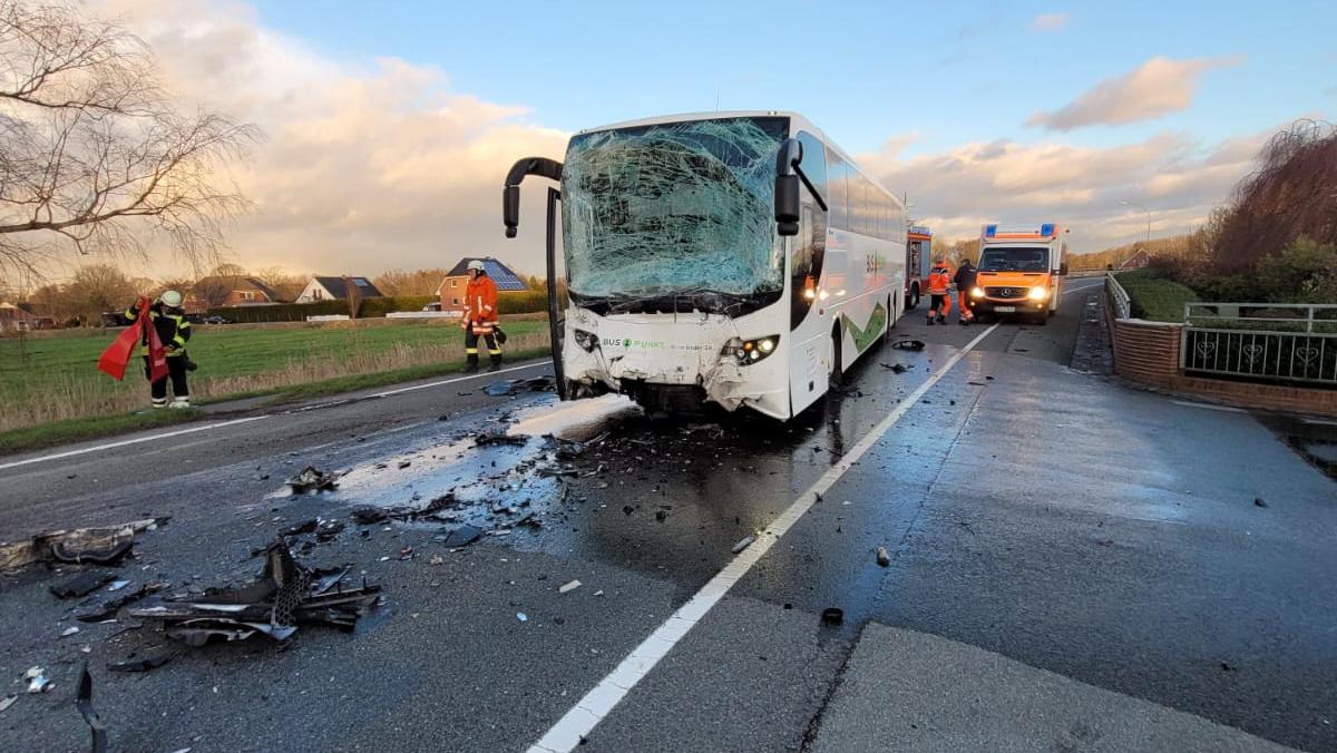 Der Bus-Fahrer wird bei dem Unfall ebenfalls verletzt.