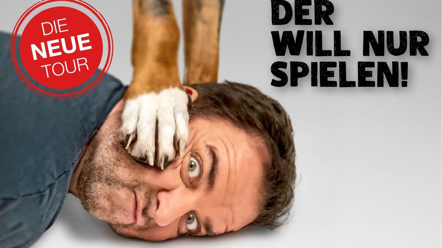 Hundetrainer Martin Rütter zeigt beim Fotoshooting für seine "Der will doch nur spielen"-Tour vollen Einsatz.