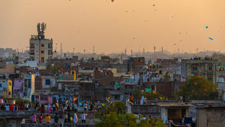 14.01.2023, Indien, Ahmedabad: Ahmedabad ist die 'Drachenflug-Hauptstadt der Welt'. Uttarayan ist ein Fest, das gleichbedeutend mit Drachensteigen ist. Ganze Familien versammeln sich auf den Terrassen, den Dächern oder einem anderen Teil ihres Hauses, der dem Himmel ausgesetzt ist. Diejenigen, die nicht mit dem Fliegen beschäftigt sind, sind mit der Vorbereitung der Drachen beschäftigt. Die Drachenwettbewerbe sind sehr hart umkämpft. Es erfordert viel Konzentration, um den eigenen Drachen nicht aus den Augen zu verlieren. Es ist keine leichte Aufgabe, den Flug und die Bewegung des Drachens in so großer Höhe zu kontrollieren. Der Drachen, der am höchsten fliegt, ist der Star des Tages. Es ist ein magisches Gefühl, zu sehen, wie die ganze Stadt denselben Sport betreibt und der Himmel mit winzigen bunten Drachen übersät ist. Foto: Saurabh Sirohiya/ZUMA Press Wire/dpa +++ dpa-Bildfunk +++