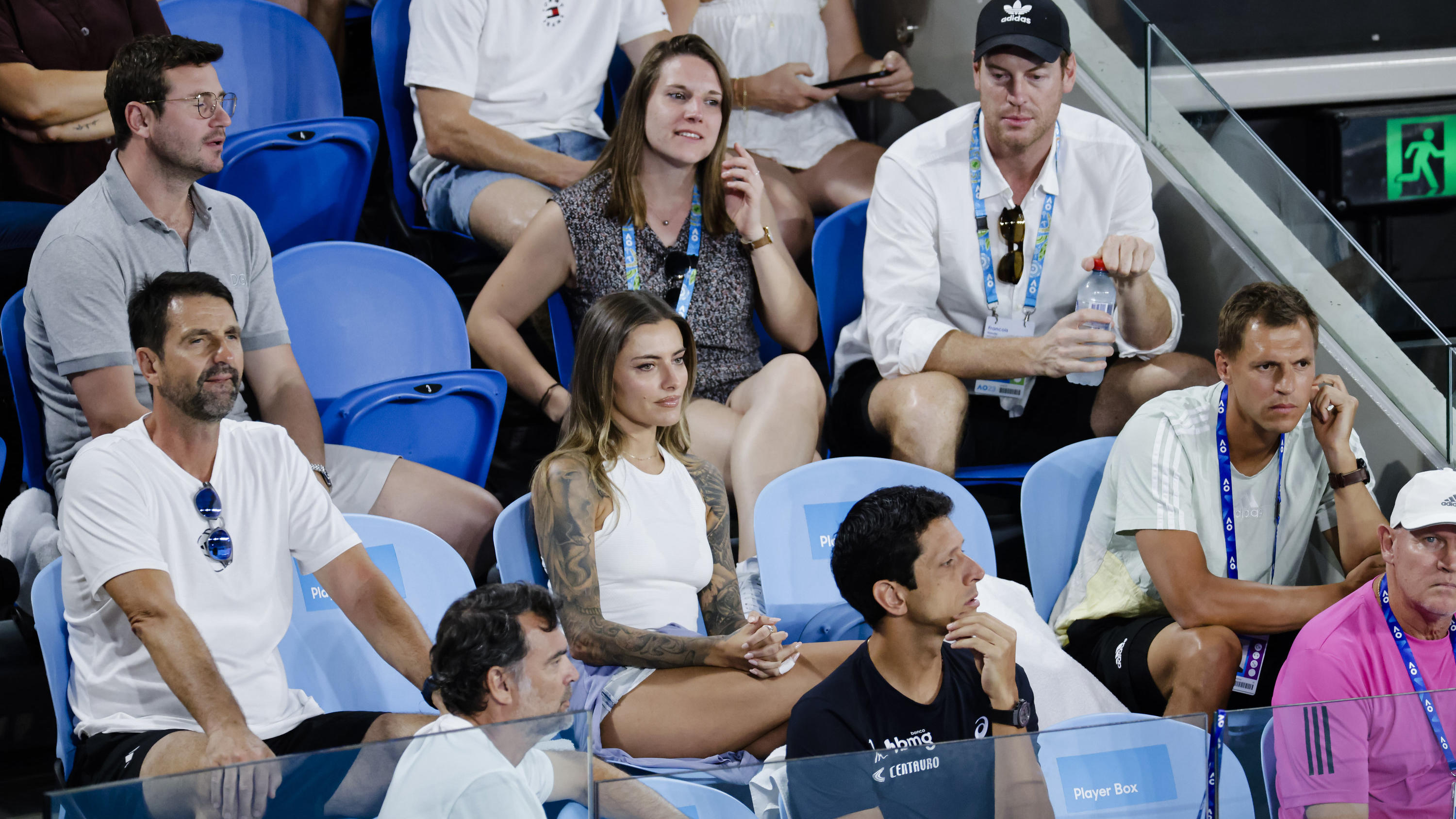 17.01.2023, Australien, Melbourne: Tennis: Grand Slam - Australian Open, Einzel, 1. Runde, Einzel, Varillas (Peru) - Zverev (Deutschland). Manager Sergej Bubka jr. (hintere Reihe l-r), Adidas-Vertreterin Anne Lambert, Adidas-Vertreter Francois Naude,